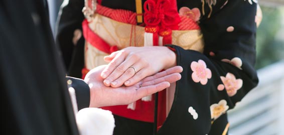 手を繋ぐ和装姿の花嫁と花婿