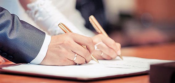 新婦の盃に御神酒が注がれる